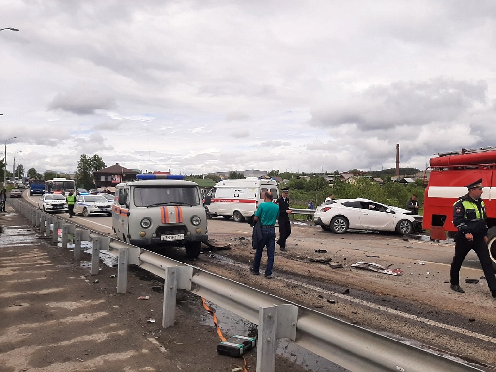 В ДТП на въезде в Первоуральск пострадали 2 человека